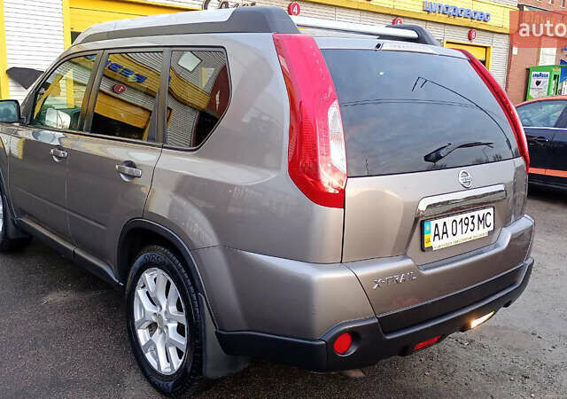 Серый Ниссан ИксТрейл, объемом двигателя 2 л и пробегом 192 тыс. км за 9990 $, фото 4 на Automoto.ua