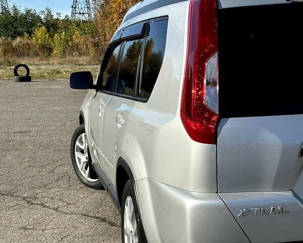 Серый Ниссан ИксТрейл, объемом двигателя 2 л и пробегом 198 тыс. км за 12500 $, фото 1 на Automoto.ua