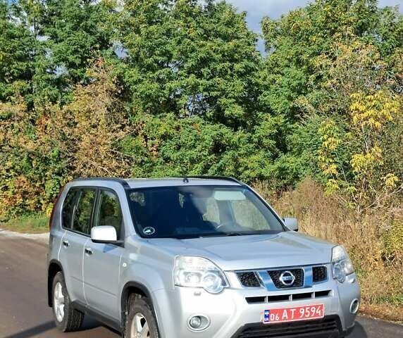 Сірий Ніссан ІксТрейл, об'ємом двигуна 2 л та пробігом 297 тис. км за 12350 $, фото 1 на Automoto.ua