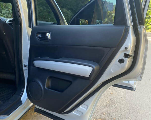 Серый Ниссан ИксТрейл, объемом двигателя 2 л и пробегом 210 тыс. км за 11400 $, фото 7 на Automoto.ua