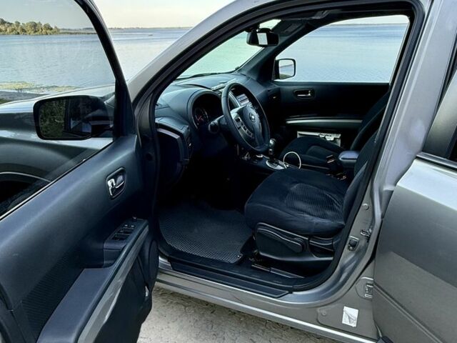 Сірий Ніссан ІксТрейл, об'ємом двигуна 2 л та пробігом 174 тис. км за 11500 $, фото 2 на Automoto.ua