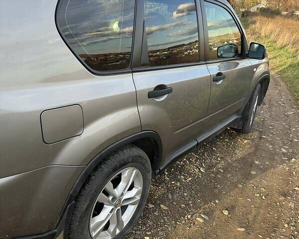 Серый Ниссан ИксТрейл, объемом двигателя 2 л и пробегом 221 тыс. км за 10950 $, фото 6 на Automoto.ua