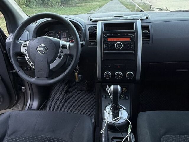 Сірий Ніссан ІксТрейл, об'ємом двигуна 2 л та пробігом 174 тис. км за 11500 $, фото 3 на Automoto.ua