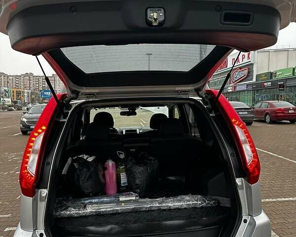 Серый Ниссан ИксТрейл, объемом двигателя 2 л и пробегом 84 тыс. км за 14500 $, фото 6 на Automoto.ua