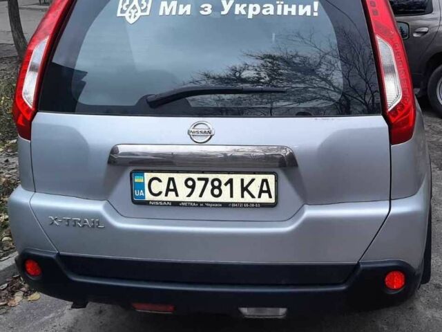 Сірий Ніссан ІксТрейл, об'ємом двигуна 2 л та пробігом 190 тис. км за 11000 $, фото 2 на Automoto.ua