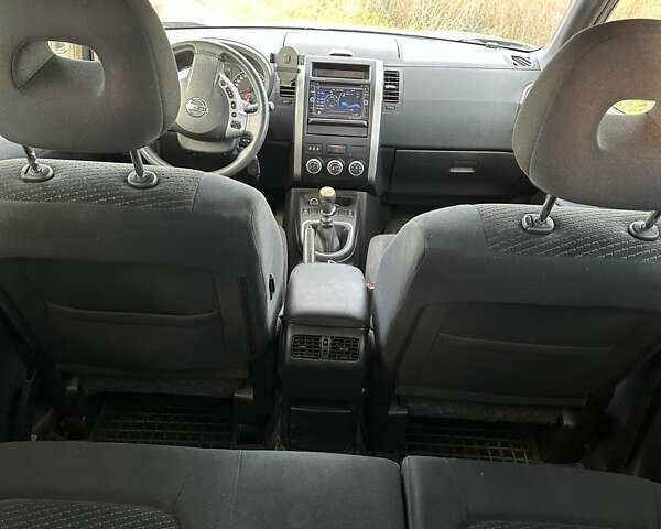 Серый Ниссан ИксТрейл, объемом двигателя 2 л и пробегом 221 тыс. км за 10950 $, фото 2 на Automoto.ua