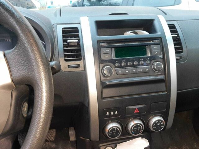 Сірий Ніссан ІксТрейл, об'ємом двигуна 2 л та пробігом 190 тис. км за 11000 $, фото 5 на Automoto.ua