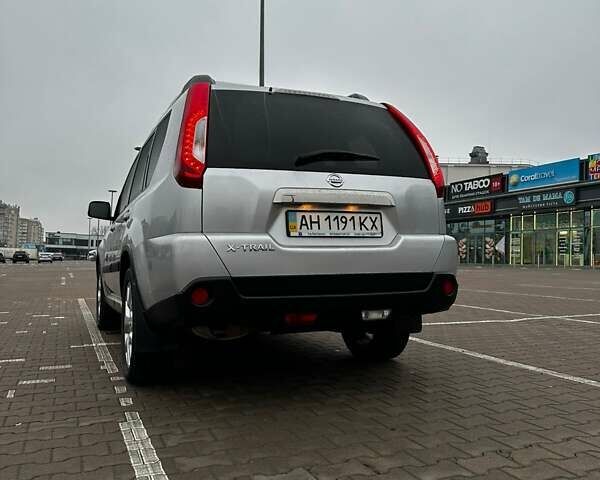 Серый Ниссан ИксТрейл, объемом двигателя 2 л и пробегом 84 тыс. км за 14500 $, фото 4 на Automoto.ua