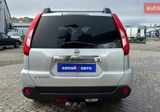 Серый Ниссан ИксТрейл, объемом двигателя 2 л и пробегом 188 тыс. км за 12300 $, фото 6 на Automoto.ua