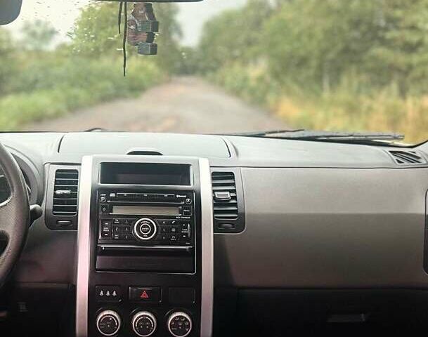 Серый Ниссан ИксТрейл, объемом двигателя 2 л и пробегом 185 тыс. км за 9300 $, фото 9 на Automoto.ua