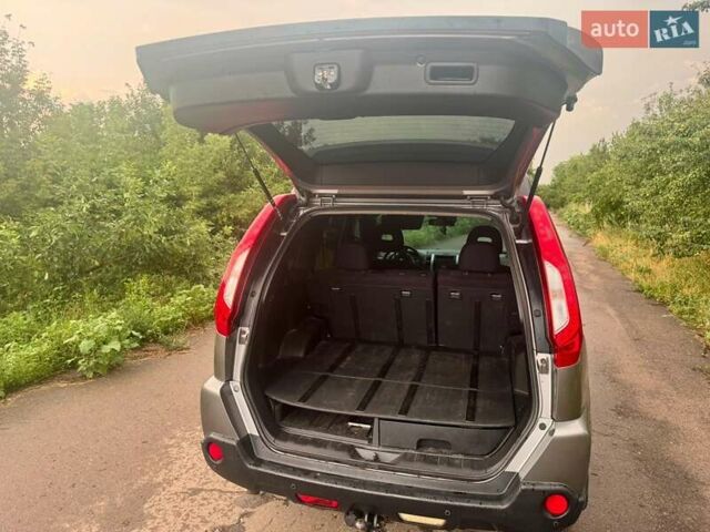 Серый Ниссан ИксТрейл, объемом двигателя 2 л и пробегом 185 тыс. км за 9300 $, фото 4 на Automoto.ua