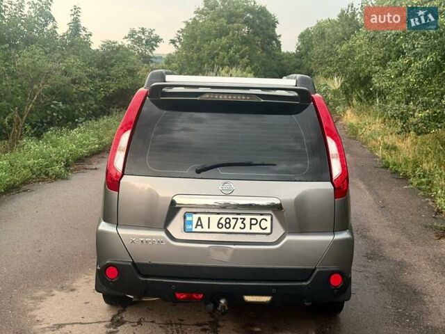 Серый Ниссан ИксТрейл, объемом двигателя 2 л и пробегом 185 тыс. км за 9300 $, фото 3 на Automoto.ua