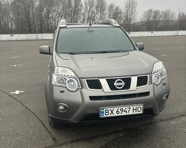 Серый Ниссан ИксТрейл, объемом двигателя 2 л и пробегом 202 тыс. км за 12900 $, фото 1 на Automoto.ua