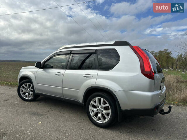 Серый Ниссан ИксТрейл, объемом двигателя 2 л и пробегом 158 тыс. км за 10300 $, фото 3 на Automoto.ua