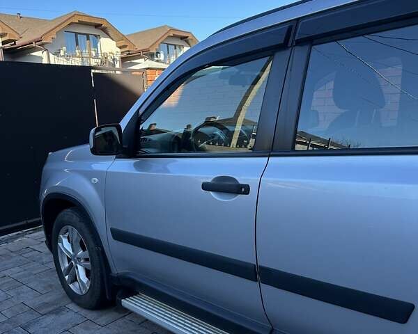 Серый Ниссан ИксТрейл, объемом двигателя 2 л и пробегом 198 тыс. км за 12500 $, фото 1 на Automoto.ua