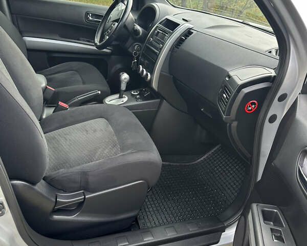 Серый Ниссан ИксТрейл, объемом двигателя 2 л и пробегом 158 тыс. км за 10300 $, фото 12 на Automoto.ua