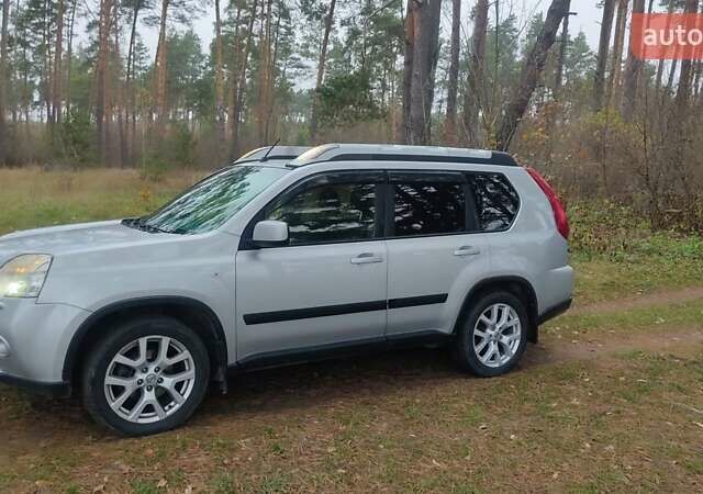 Серый Ниссан ИксТрейл, объемом двигателя 2 л и пробегом 230 тыс. км за 11500 $, фото 2 на Automoto.ua