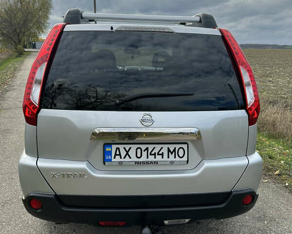 Серый Ниссан ИксТрейл, объемом двигателя 2 л и пробегом 158 тыс. км за 10300 $, фото 6 на Automoto.ua