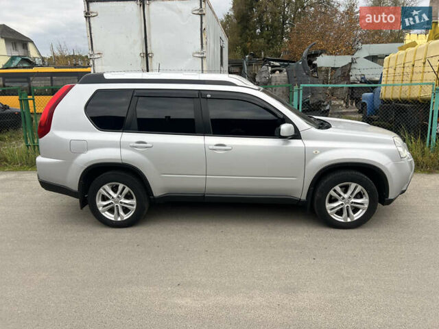 Серый Ниссан ИксТрейл, объемом двигателя 2 л и пробегом 237 тыс. км за 13300 $, фото 4 на Automoto.ua