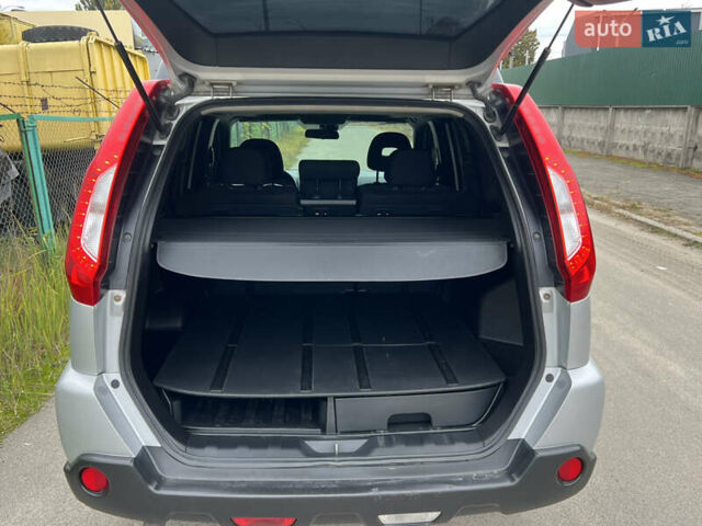 Серый Ниссан ИксТрейл, объемом двигателя 2 л и пробегом 237 тыс. км за 13300 $, фото 18 на Automoto.ua