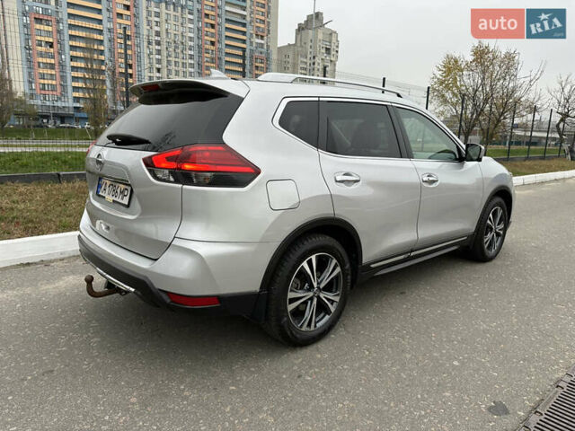 Серый Ниссан ИксТрейл, объемом двигателя 2.49 л и пробегом 216 тыс. км за 18500 $, фото 2 на Automoto.ua