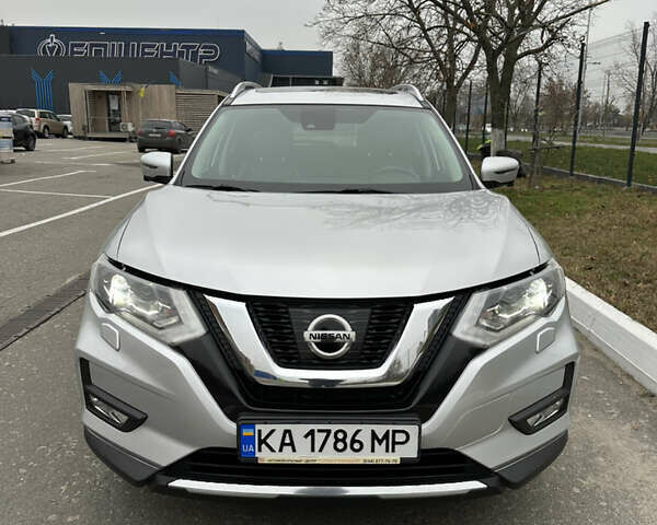 Серый Ниссан ИксТрейл, объемом двигателя 2.49 л и пробегом 216 тыс. км за 18500 $, фото 6 на Automoto.ua