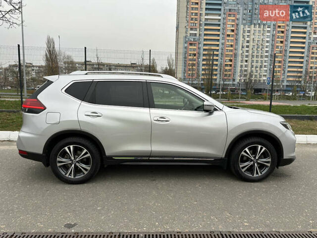 Серый Ниссан ИксТрейл, объемом двигателя 2.49 л и пробегом 216 тыс. км за 18500 $, фото 5 на Automoto.ua