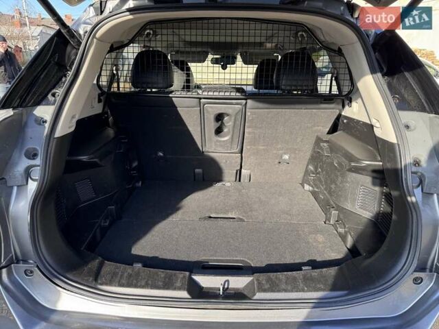 Серый Ниссан ИксТрейл, объемом двигателя 2 л и пробегом 227 тыс. км за 17300 $, фото 18 на Automoto.ua