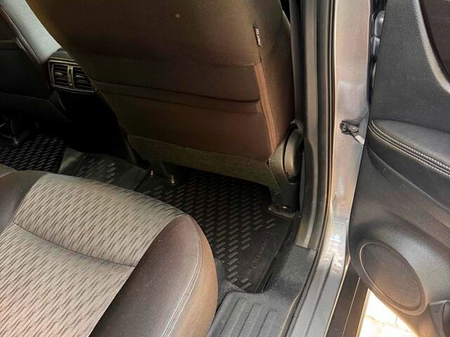 Серый Ниссан ИксТрейл, объемом двигателя 2 л и пробегом 70 тыс. км за 17700 $, фото 8 на Automoto.ua