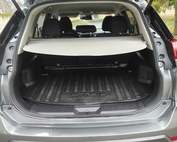 Сірий Ніссан ІксТрейл, об'ємом двигуна 2 л та пробігом 33 тис. км за 16000 $, фото 16 на Automoto.ua
