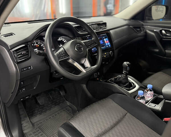 Серый Ниссан ИксТрейл, объемом двигателя 2 л и пробегом 39 тыс. км за 21450 $, фото 5 на Automoto.ua