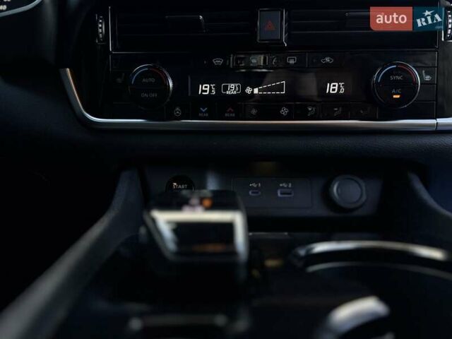 Серый Ниссан ИксТрейл, объемом двигателя 1.5 л и пробегом 12 тыс. км за 35990 $, фото 91 на Automoto.ua