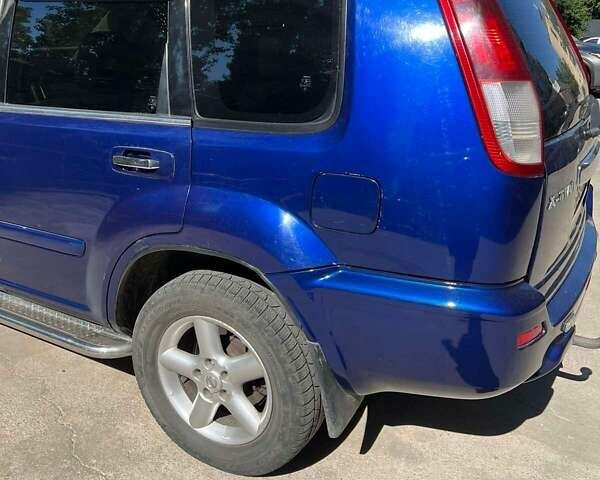 Синий Ниссан ИксТрейл, объемом двигателя 2 л и пробегом 300 тыс. км за 6000 $, фото 4 на Automoto.ua