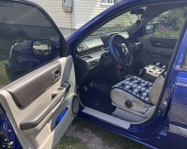 Синий Ниссан ИксТрейл, объемом двигателя 2 л и пробегом 246 тыс. км за 5400 $, фото 3 на Automoto.ua