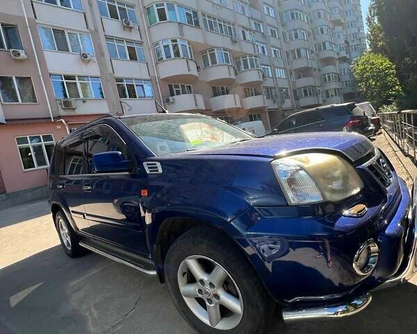 Синий Ниссан ИксТрейл, объемом двигателя 2 л и пробегом 300 тыс. км за 6000 $, фото 1 на Automoto.ua