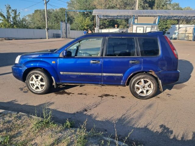 Синий Ниссан ИксТрейл, объемом двигателя 2.2 л и пробегом 300 тыс. км за 3700 $, фото 3 на Automoto.ua