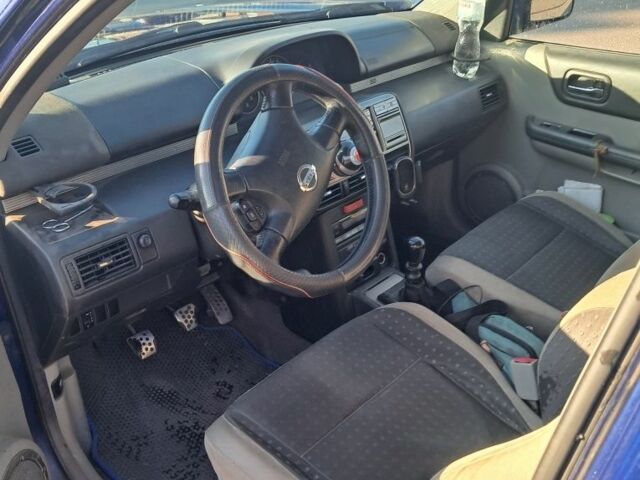 Синий Ниссан ИксТрейл, объемом двигателя 2.2 л и пробегом 300 тыс. км за 3700 $, фото 5 на Automoto.ua