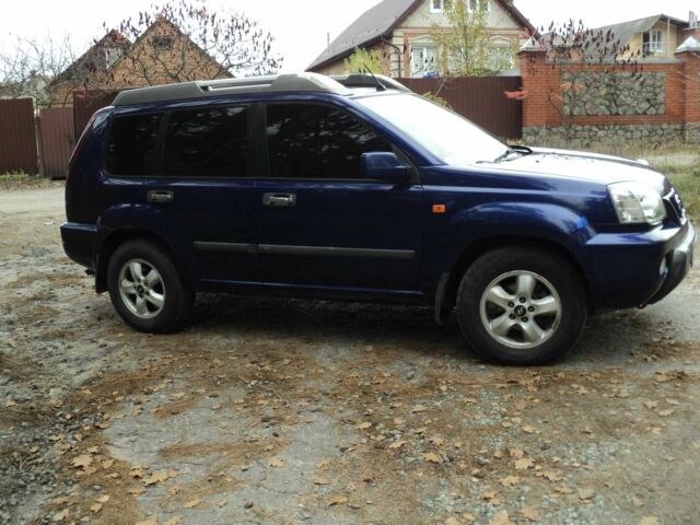 Синий Ниссан ИксТрейл, объемом двигателя 2.2 л и пробегом 300 тыс. км за 3000 $, фото 2 на Automoto.ua