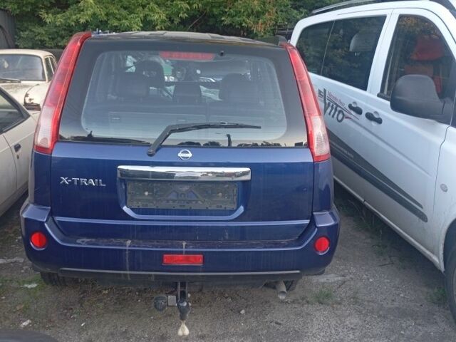 Синий Ниссан ИксТрейл, объемом двигателя 2.5 л и пробегом 200 тыс. км за 2189 $, фото 8 на Automoto.ua