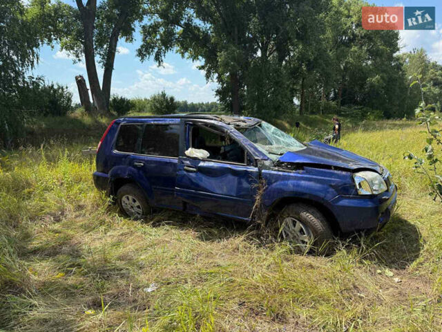 Синий Ниссан ИксТрейл, объемом двигателя 2.49 л и пробегом 150 тыс. км за 1800 $, фото 2 на Automoto.ua