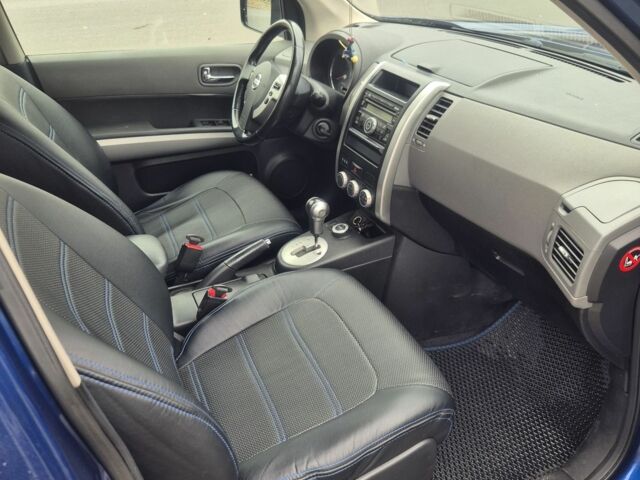 Синий Ниссан ИксТрейл, объемом двигателя 2 л и пробегом 204 тыс. км за 10000 $, фото 5 на Automoto.ua