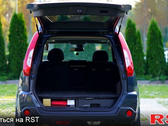 Синий Ниссан ИксТрейл, объемом двигателя 2 л и пробегом 369 тыс. км за 9500 $, фото 7 на Automoto.ua