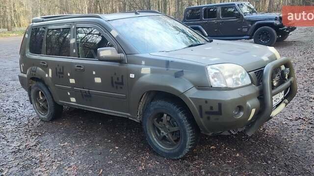 Зелений Ніссан ІксТрейл, об'ємом двигуна 2 л та пробігом 300 тис. км за 5200 $, фото 4 на Automoto.ua