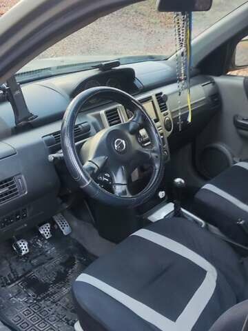 Зелений Ніссан ІксТрейл, об'ємом двигуна 2 л та пробігом 300 тис. км за 5200 $, фото 3 на Automoto.ua