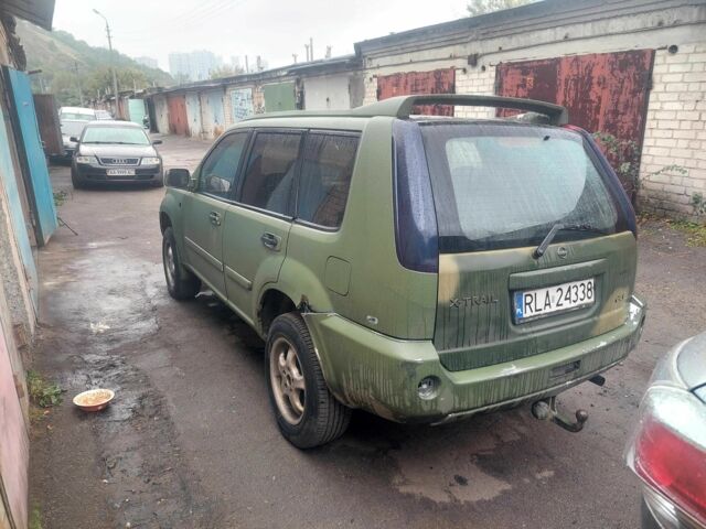 Зеленый Ниссан ИксТрейл, объемом двигателя 2 л и пробегом 300 тыс. км за 2450 $, фото 2 на Automoto.ua