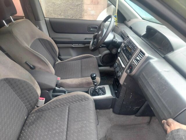 Зеленый Ниссан ИксТрейл, объемом двигателя 2 л и пробегом 300 тыс. км за 2450 $, фото 5 на Automoto.ua