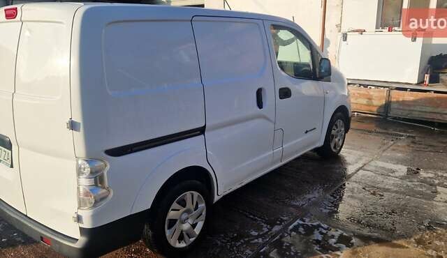 Белый Ниссан e-NV200, объемом двигателя 0 л и пробегом 120 тыс. км за 9500 $, фото 6 на Automoto.ua