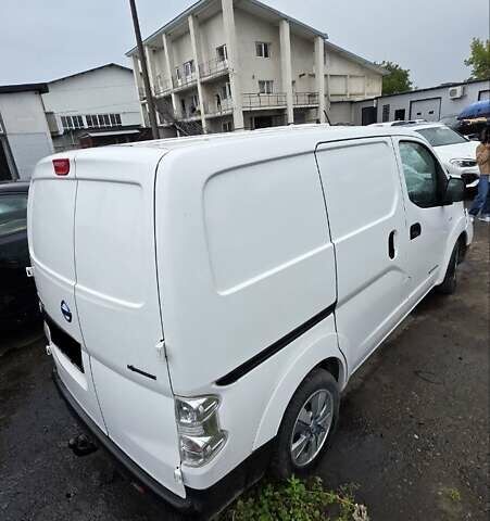 Белый Ниссан e-NV200, объемом двигателя 0 л и пробегом 31 тыс. км за 4800 $, фото 3 на Automoto.ua