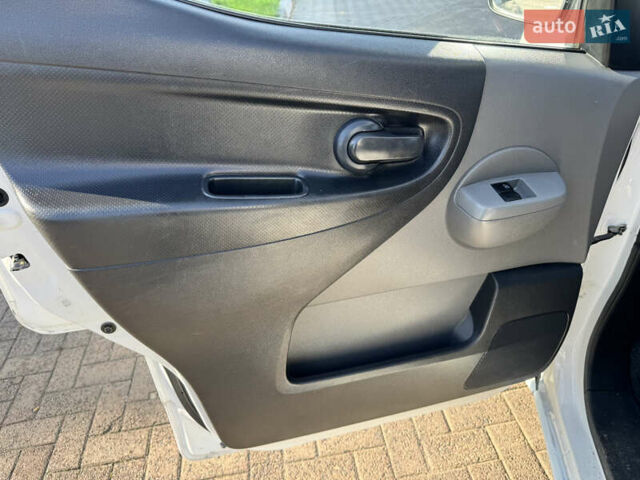 Белый Ниссан e-NV200, объемом двигателя 0 л и пробегом 48 тыс. км за 10500 $, фото 9 на Automoto.ua