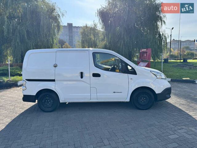 Белый Ниссан e-NV200, объемом двигателя 0 л и пробегом 48 тыс. км за 10500 $, фото 2 на Automoto.ua